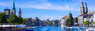 boote-im-kanal-inmitten-von-gebauden-der-stadt